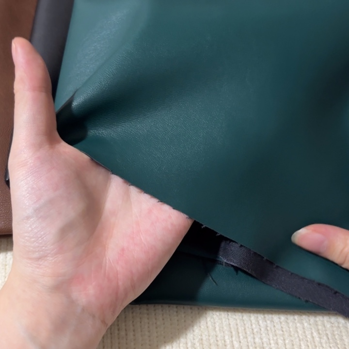 混纺墨绿色棉底皮1米。  