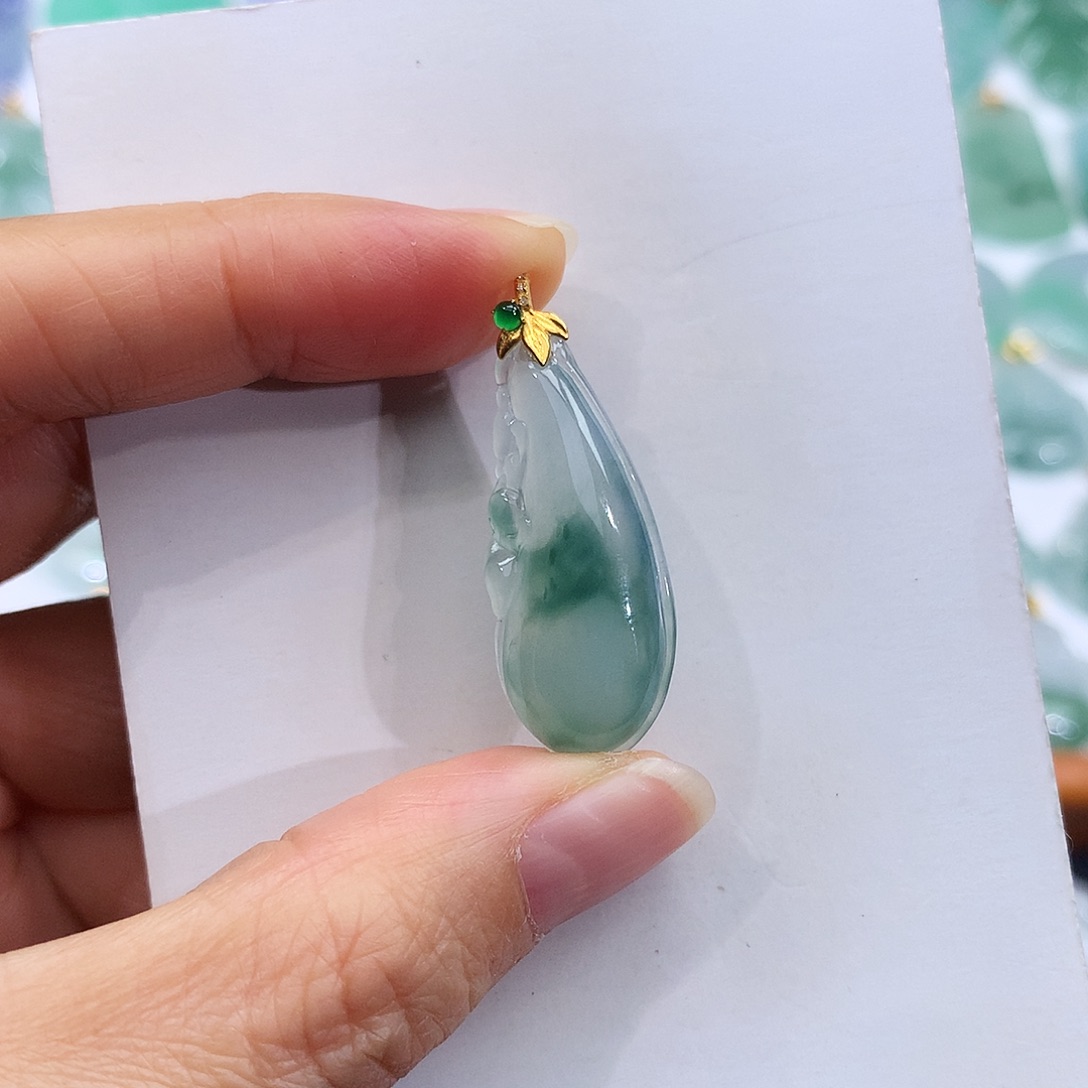翡翠18K金镶嵌颈饰翡翠吊坠