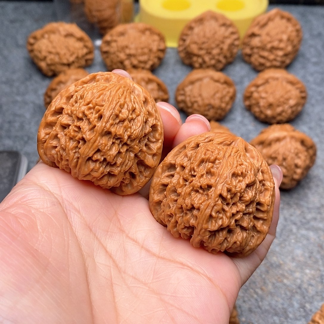 文玩核桃把件精品红皮南疆石43