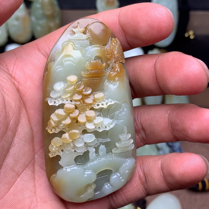 小***袁和田玉（糖玉）未镶嵌颈饰