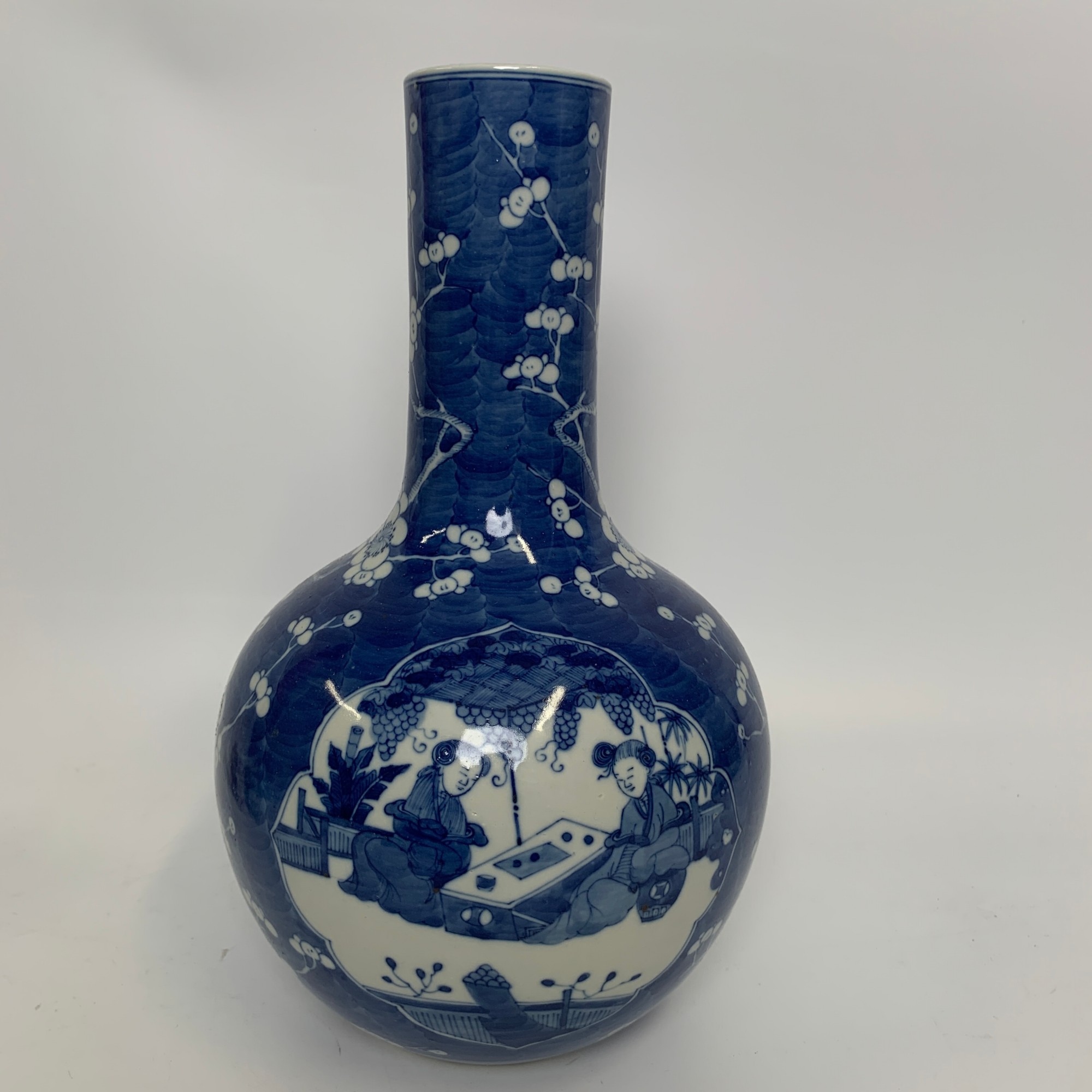 清光绪·青花冰梅开窗仕女图天球瓶ZBM25ZBM0220005