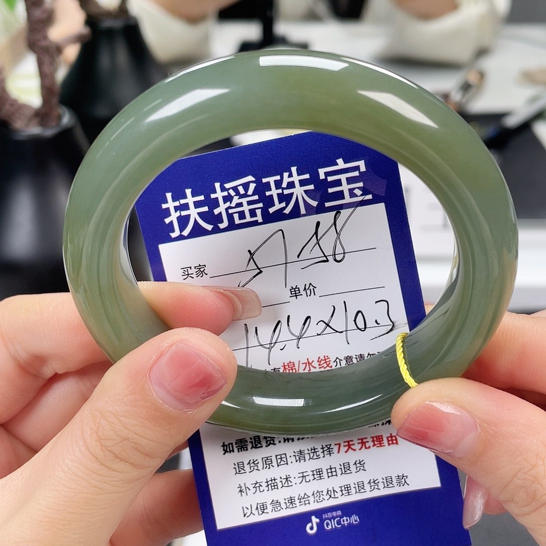 和田玉手镯未镶嵌