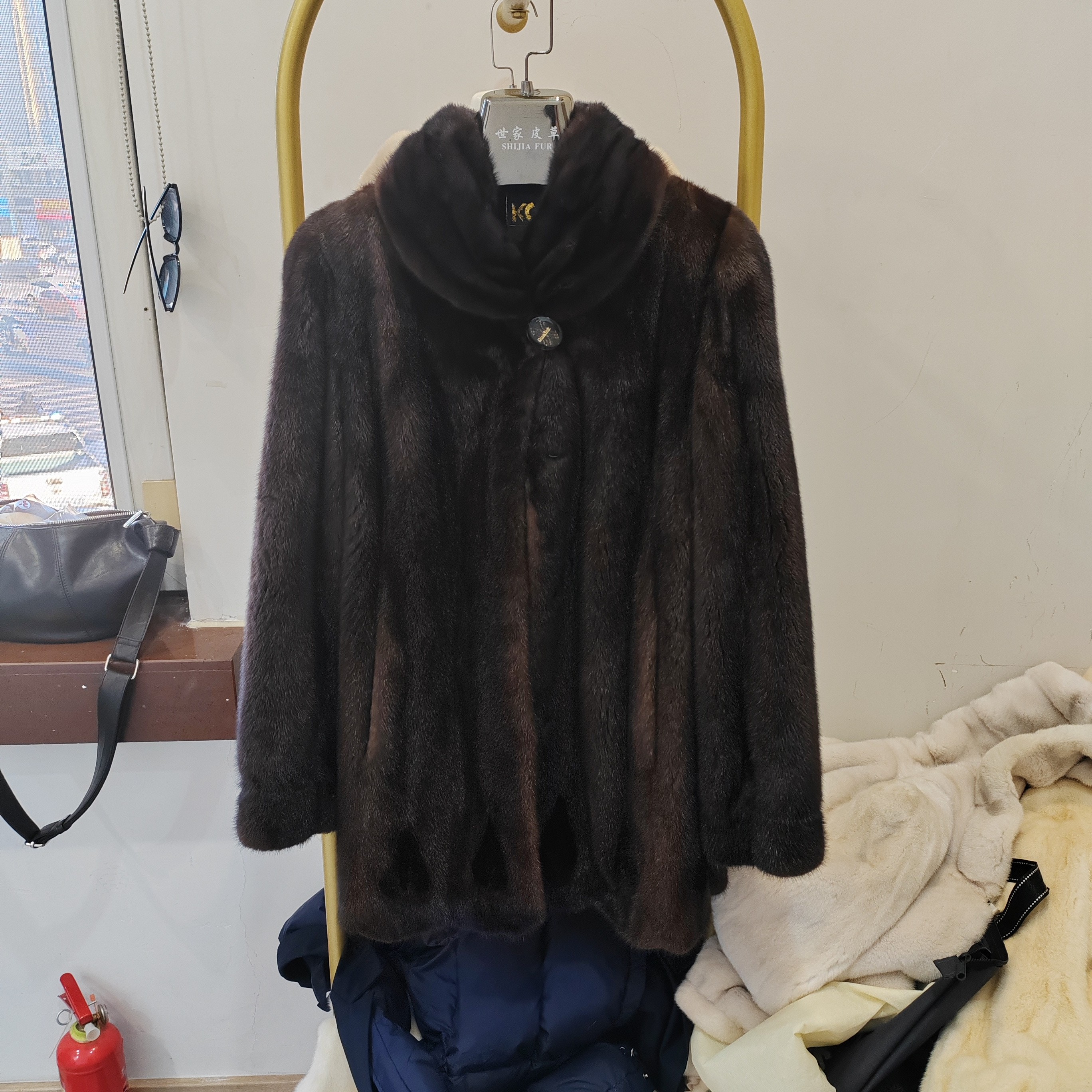 女款咖色翻领貂皮