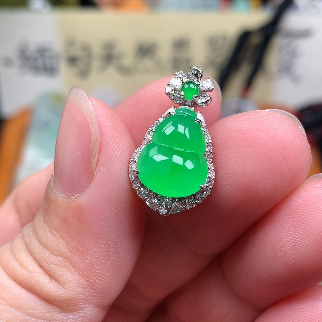 翡翠裸石18K金镶嵌缅甸天然A货翡翠阳绿葫芦