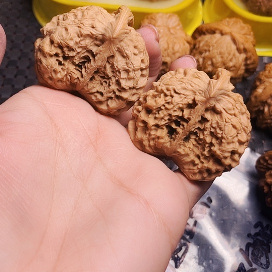 曲*生文玩核桃半壁座山雕