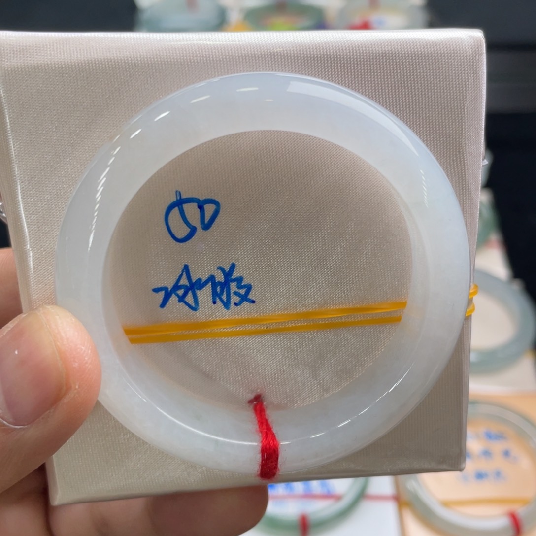 翡翠手镯未镶嵌翡翠手镯