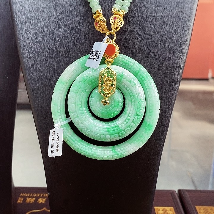 翡翠颈饰未镶嵌吊坠