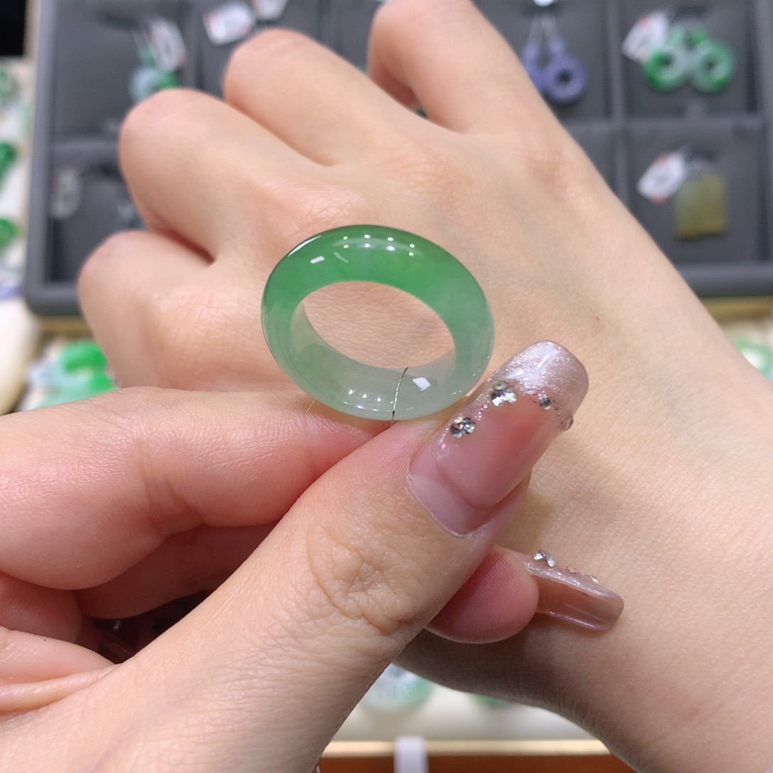 翡翠戒指未镶嵌翡翠