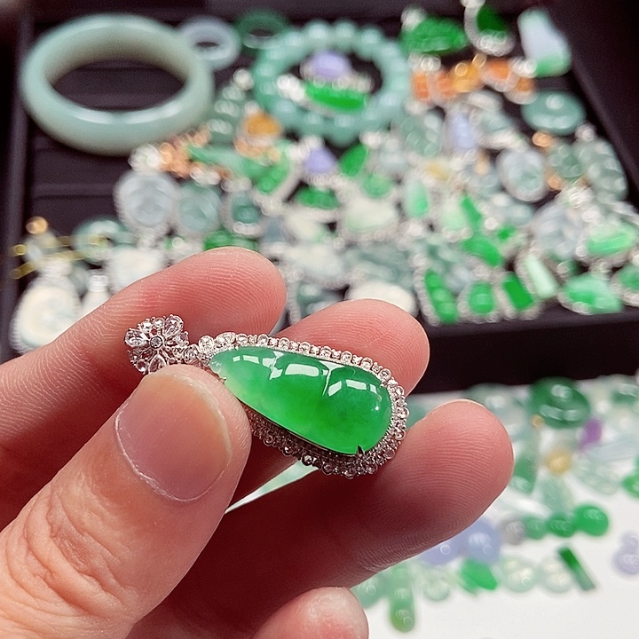 翡翠18K金镶嵌颈饰