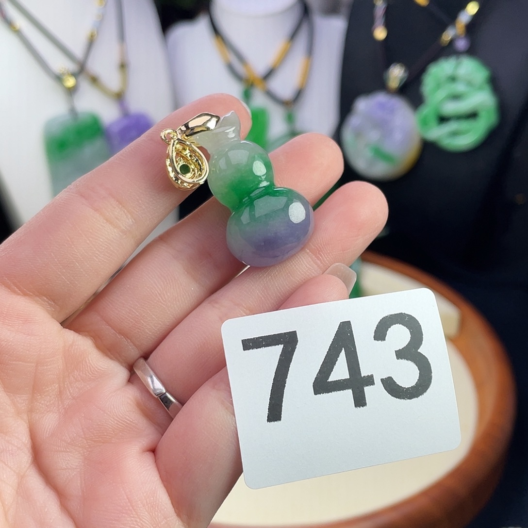 翡翠未镶嵌吊坠(赠链)