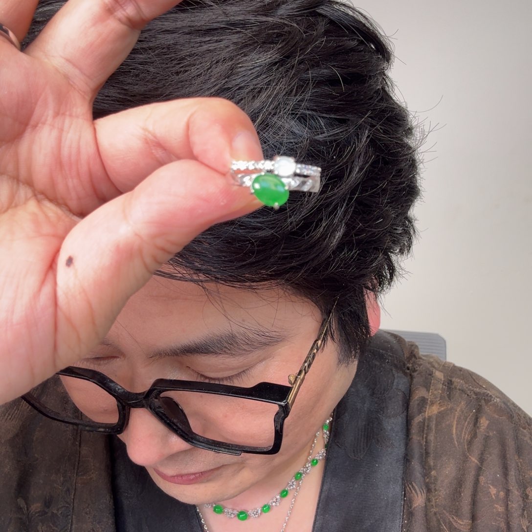 翡翠未镶嵌颈饰一件