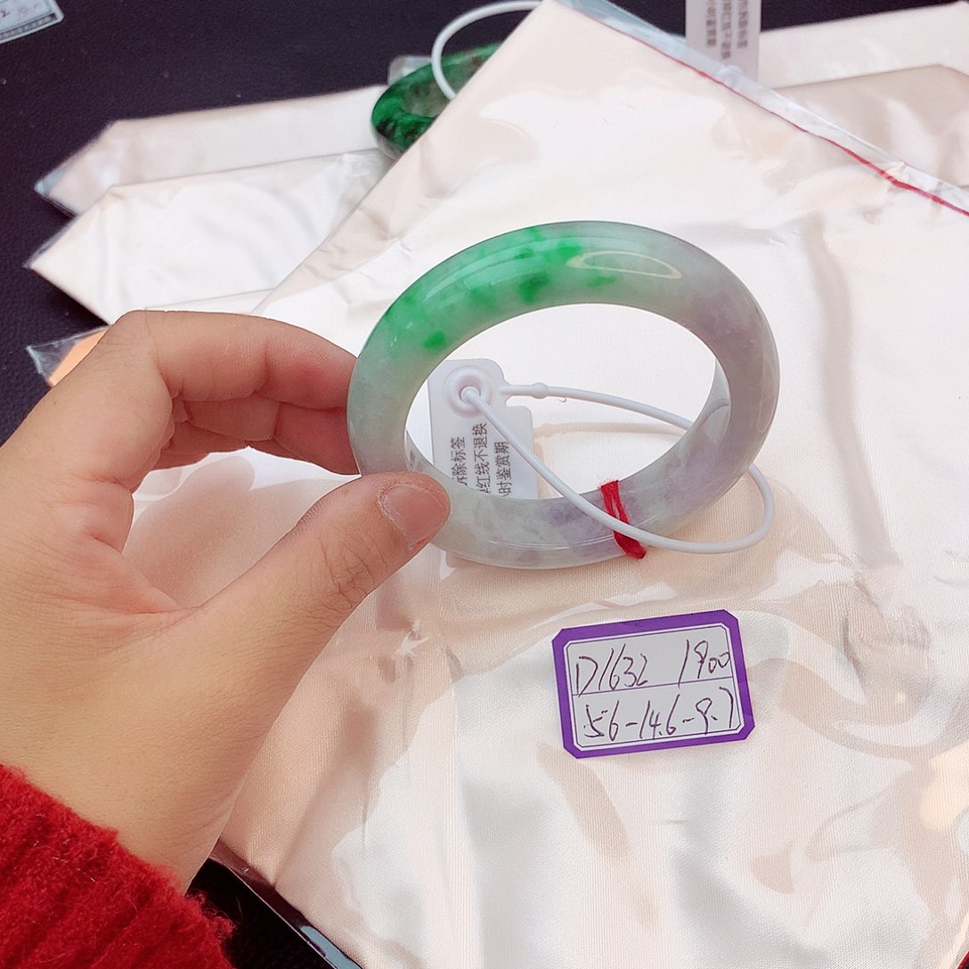 翡翠手镯未镶嵌翡翠