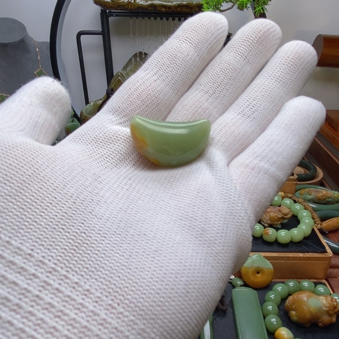 岫岩河磨玉（透闪石质玉）吊坠未镶嵌