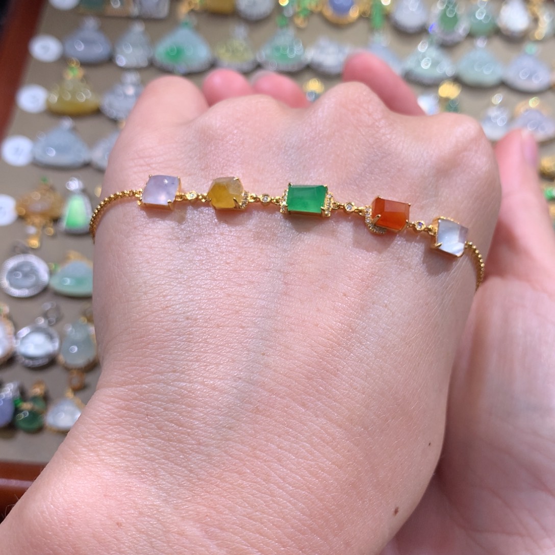 慧****翡翠18K金镶嵌颈饰翡翠