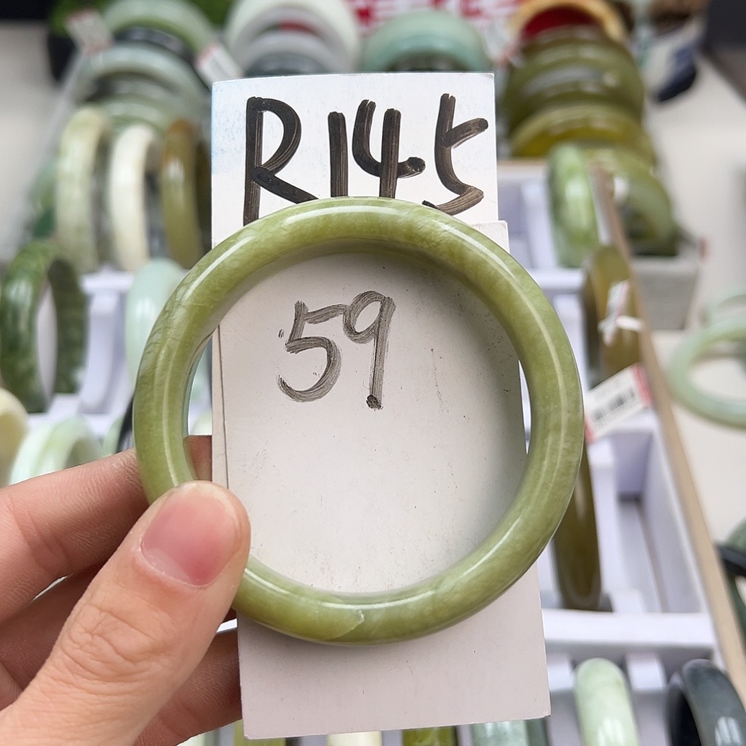 岫玉手镯未镶嵌天然岫玉微瑕，可以正常佩戴