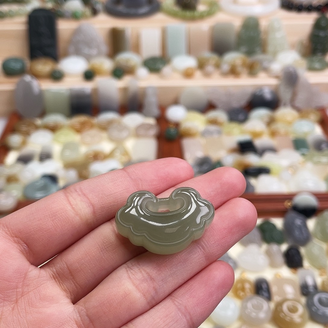 和田玉未镶嵌吊坠(赠链)