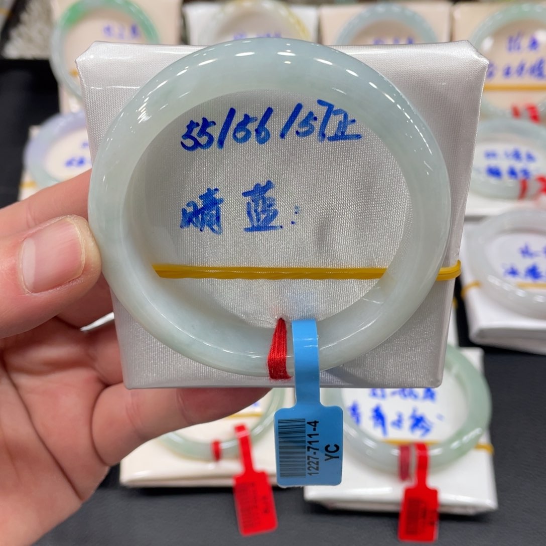 翡翠手镯未镶嵌翡翠