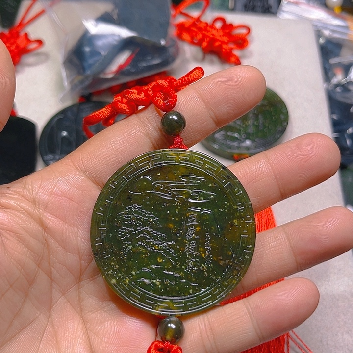 牛***9蛇纹石玉未镶嵌颈饰