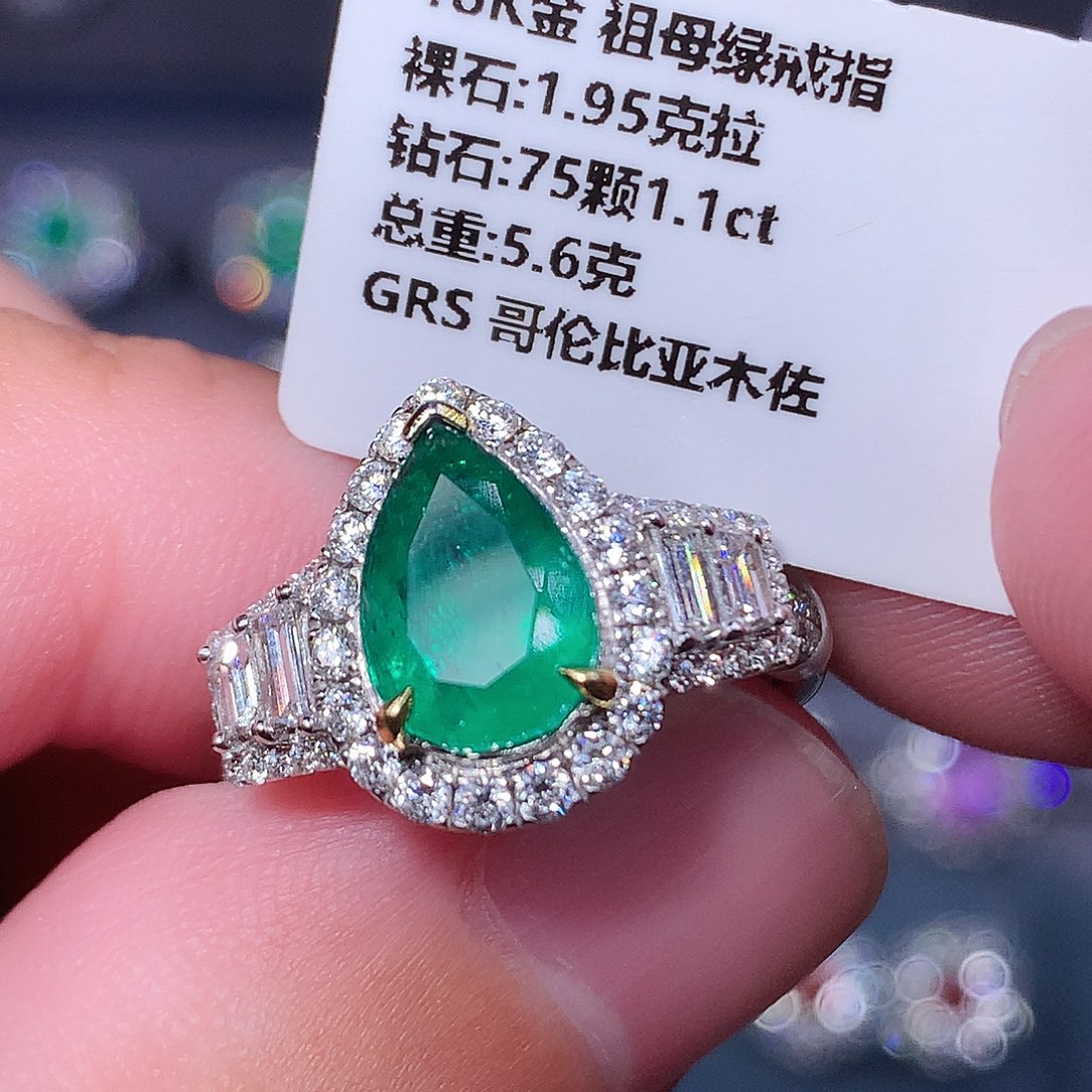 18K金镶嵌祖母绿戒指