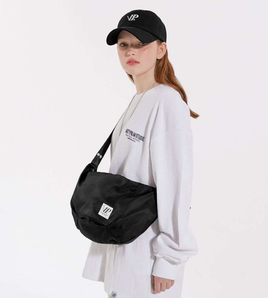 c903百搭挎包运动风休闲包饺子包肩包包拉链通勤风情侣 ins潮流