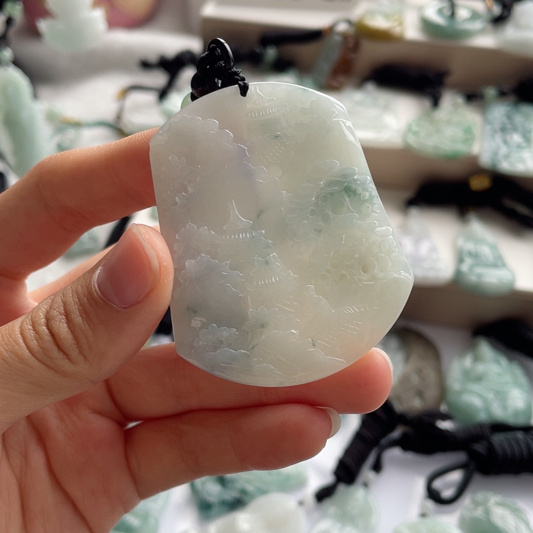 翡翠未镶嵌颈饰山水