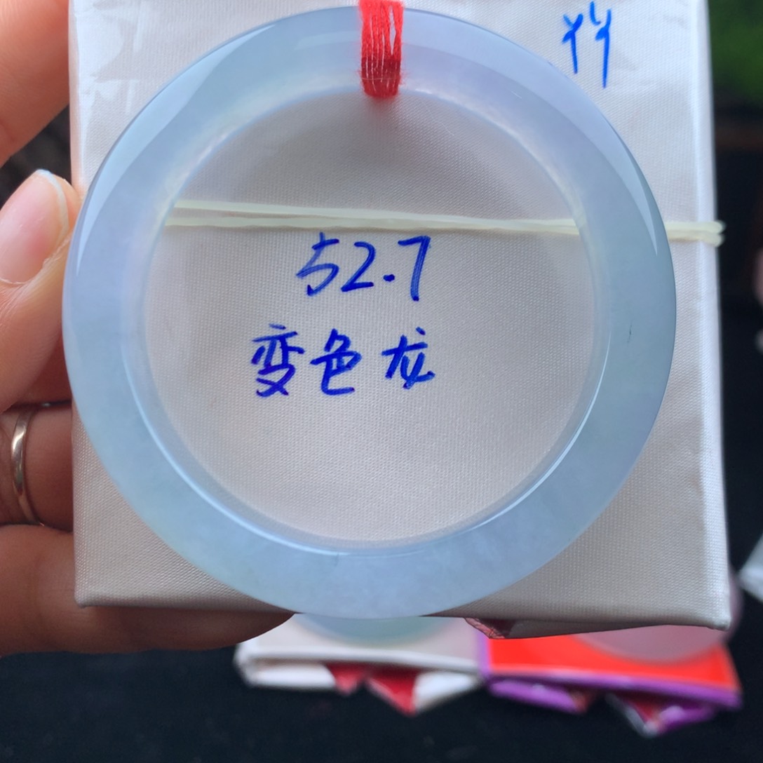 翡翠手镯未镶嵌明****。手镯分单