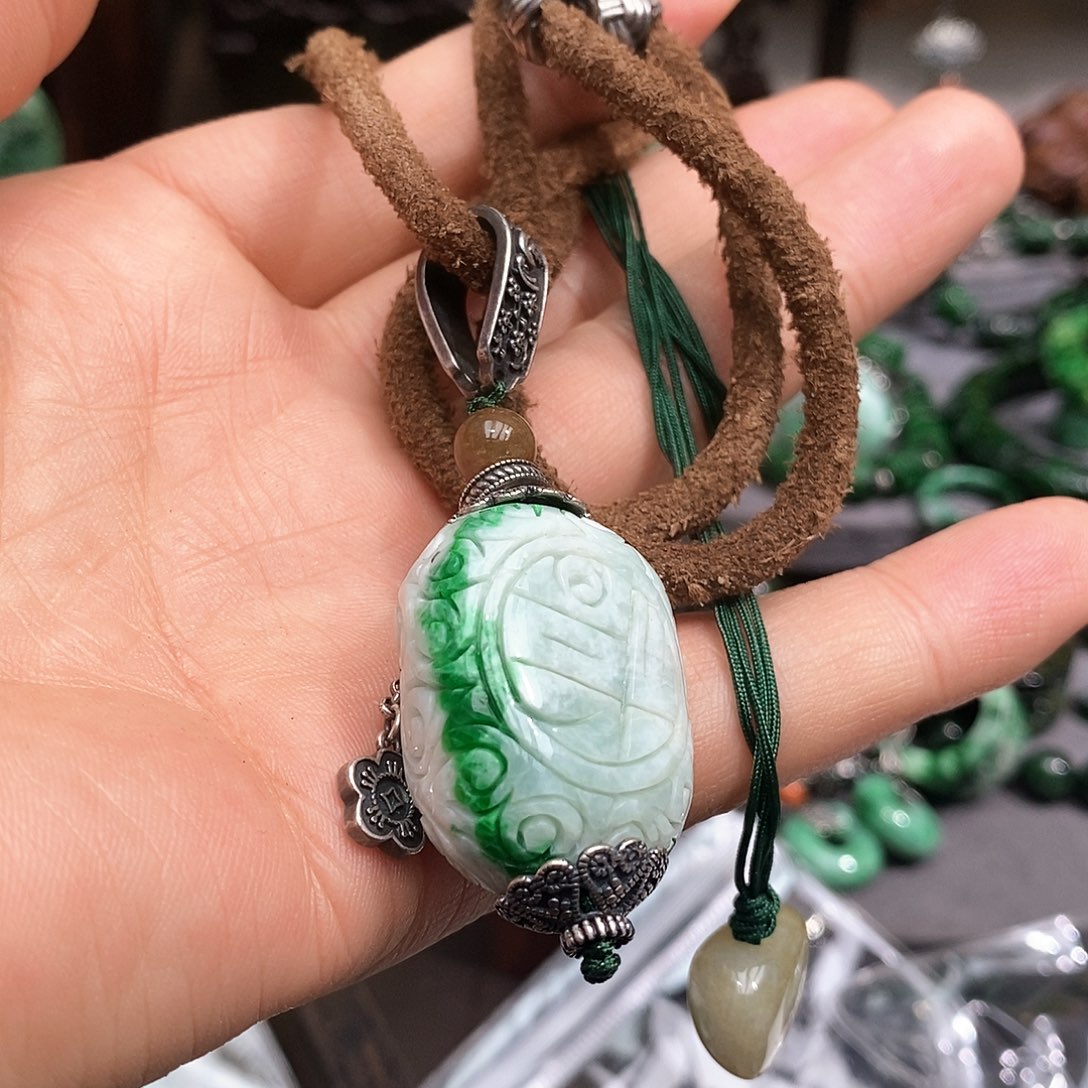 颈饰银S925镶嵌翡翠漂亮美眉