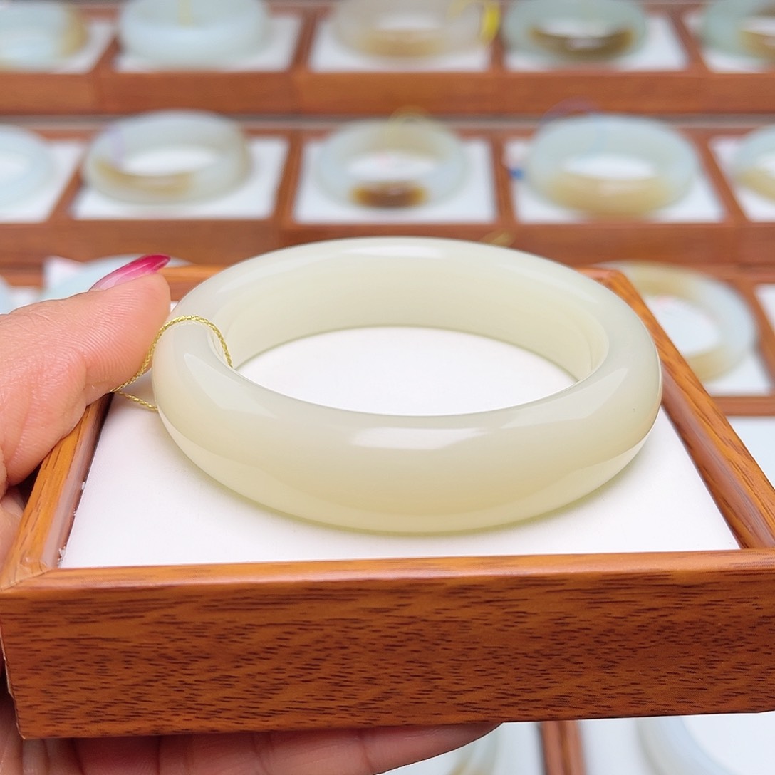 和田玉手镯未镶嵌57.7