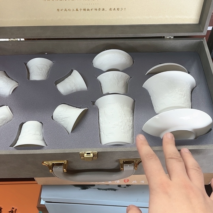 孤品茶具套装等。            