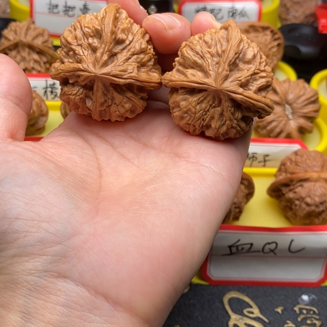 枫***ᯤ文玩核桃吊坠三棱