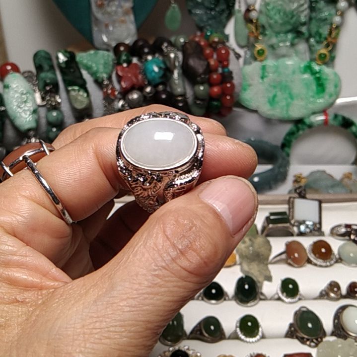 翡翠吊坠(赠链)未镶嵌