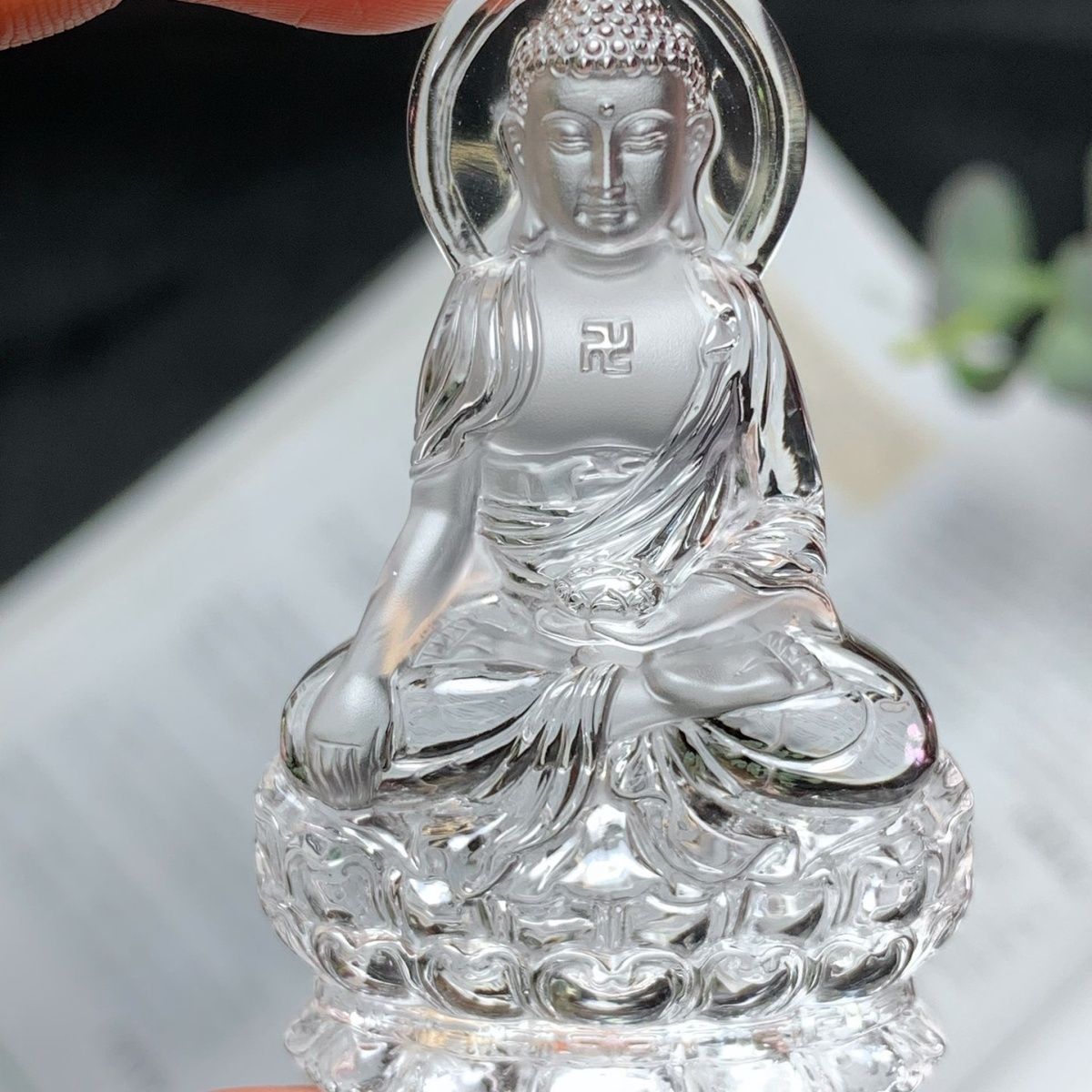 天然巴西白水晶阿弥陀佛吊坠，晶体通透，尺寸64*37.3*13mm，42.3克
