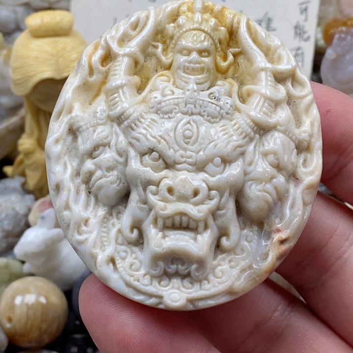 颈饰未镶嵌硅化珊瑚（珊瑚玉）