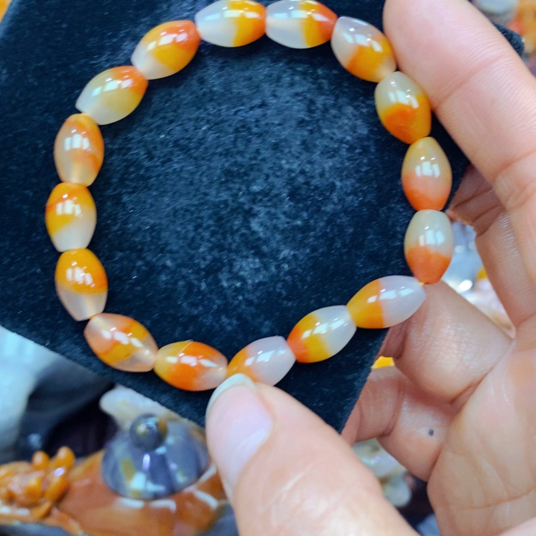 未镶嵌石英质玉（黄龙玉）颈饰