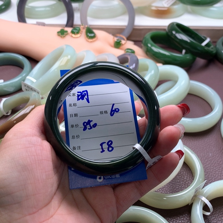 和田玉手镯未镶嵌明**好