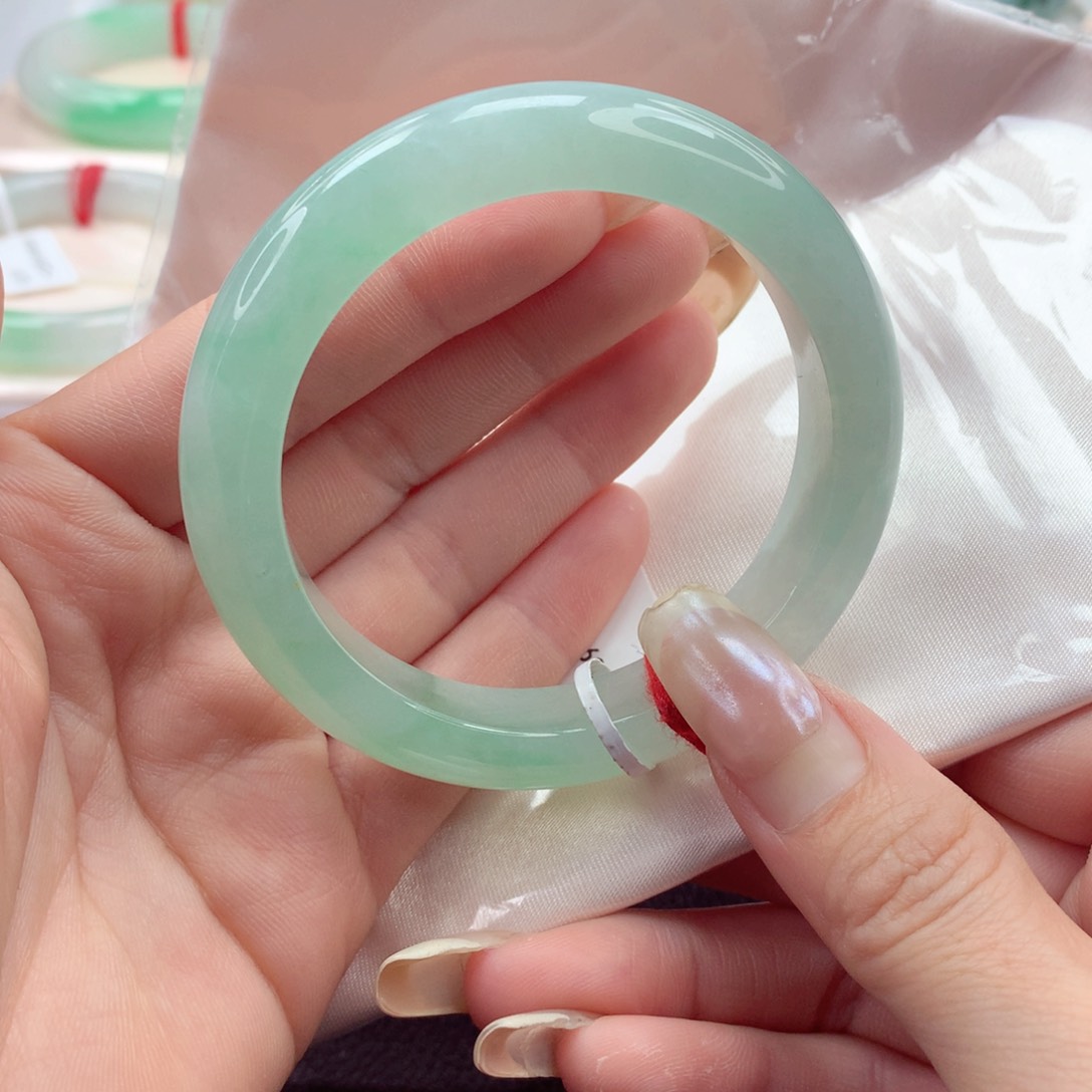 翡翠手镯未镶嵌55圈口 起冰甜美可人冰晴绿