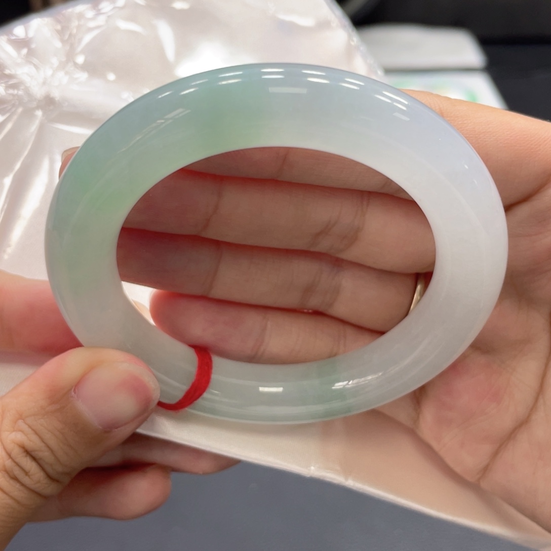 翡翠手镯未镶嵌翡翠