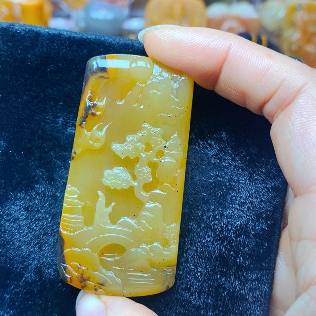 未镶嵌石英质玉（黄龙玉）颈饰