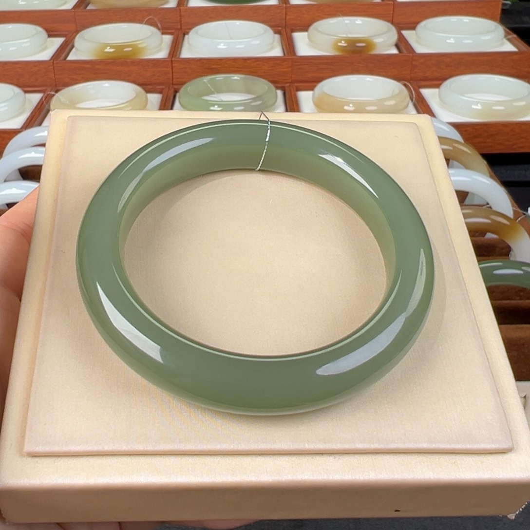 和田玉手镯未镶嵌和田玉