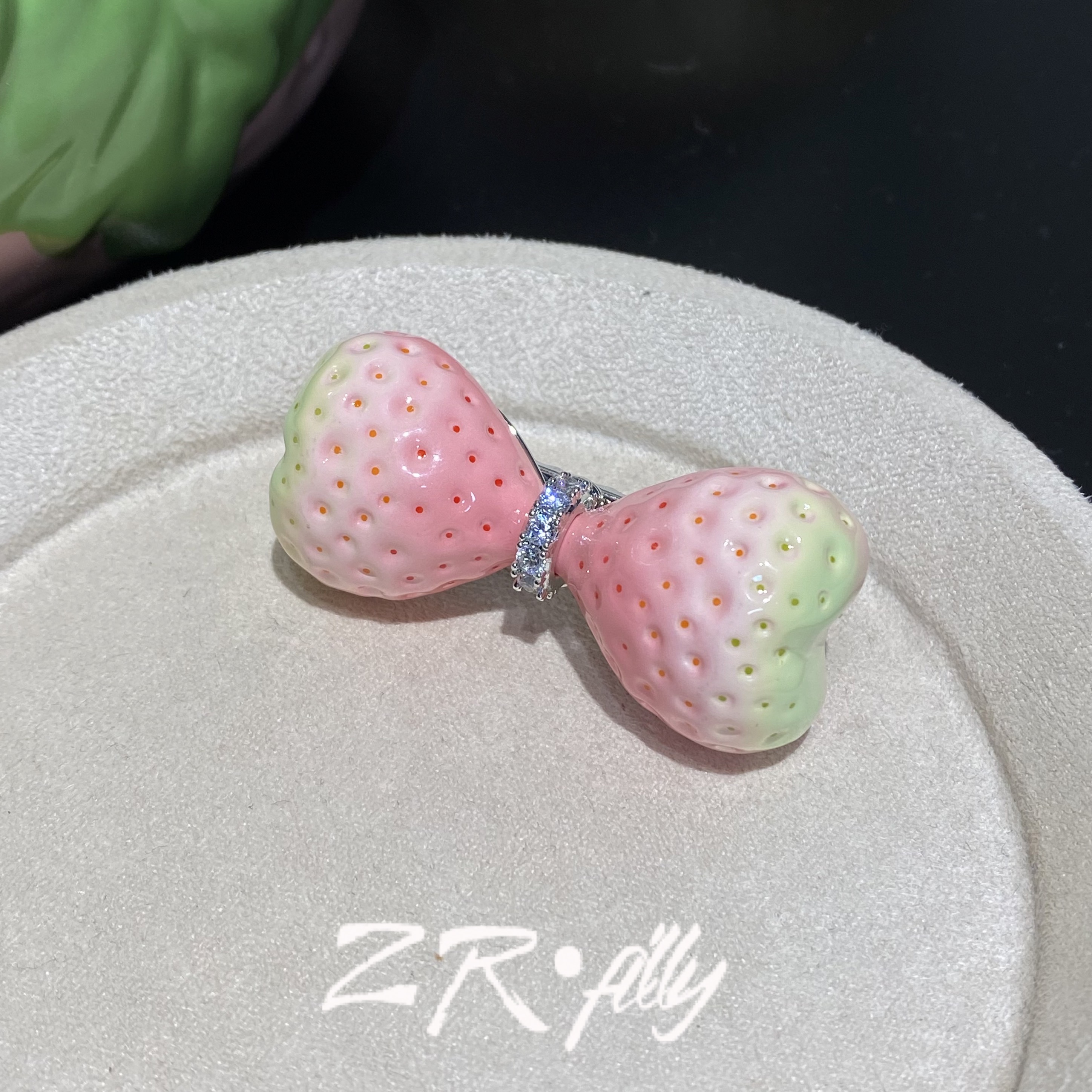 个性百搭草莓小骨头发夹6951