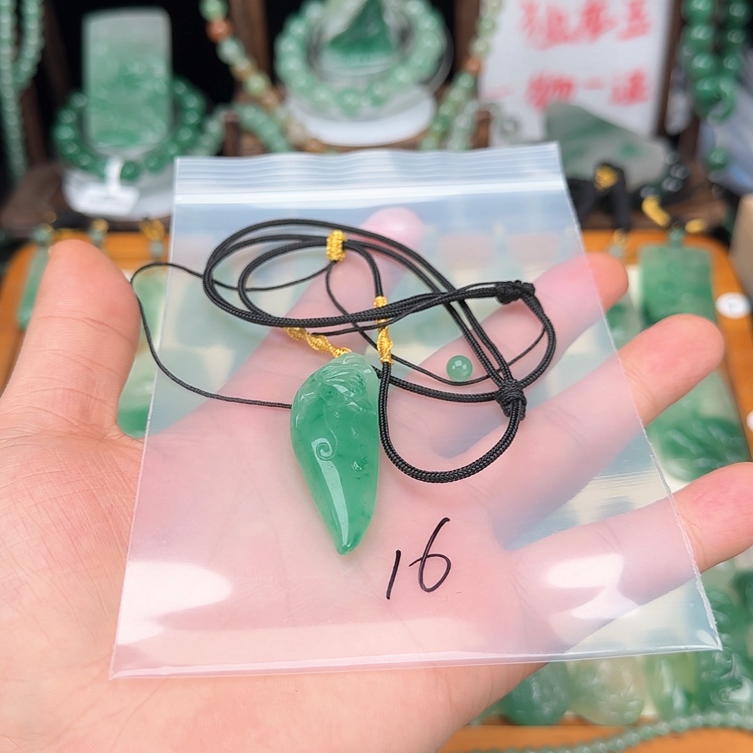 石英质玉颈饰未镶嵌美****杰