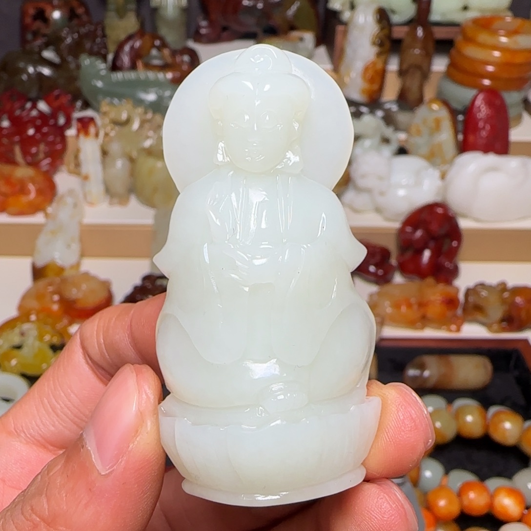 佛***忠和田玉未镶嵌颈饰