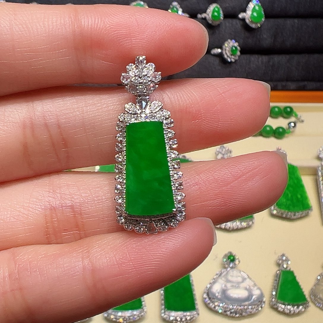 翡翠颈饰18K金镶嵌吊坠