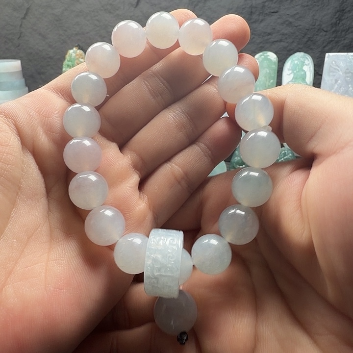 翡翠未镶嵌颈饰手持