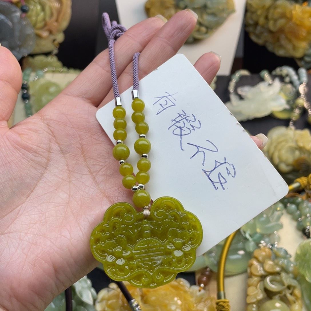 蛇纹石玉颈饰未镶嵌
