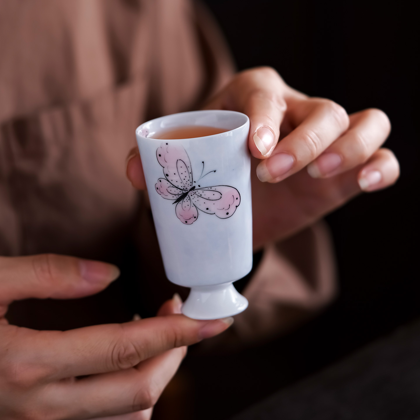 手绘粉蝶茶杯女士个人专用闻香杯家用陶瓷小客杯品茗杯高端主人杯