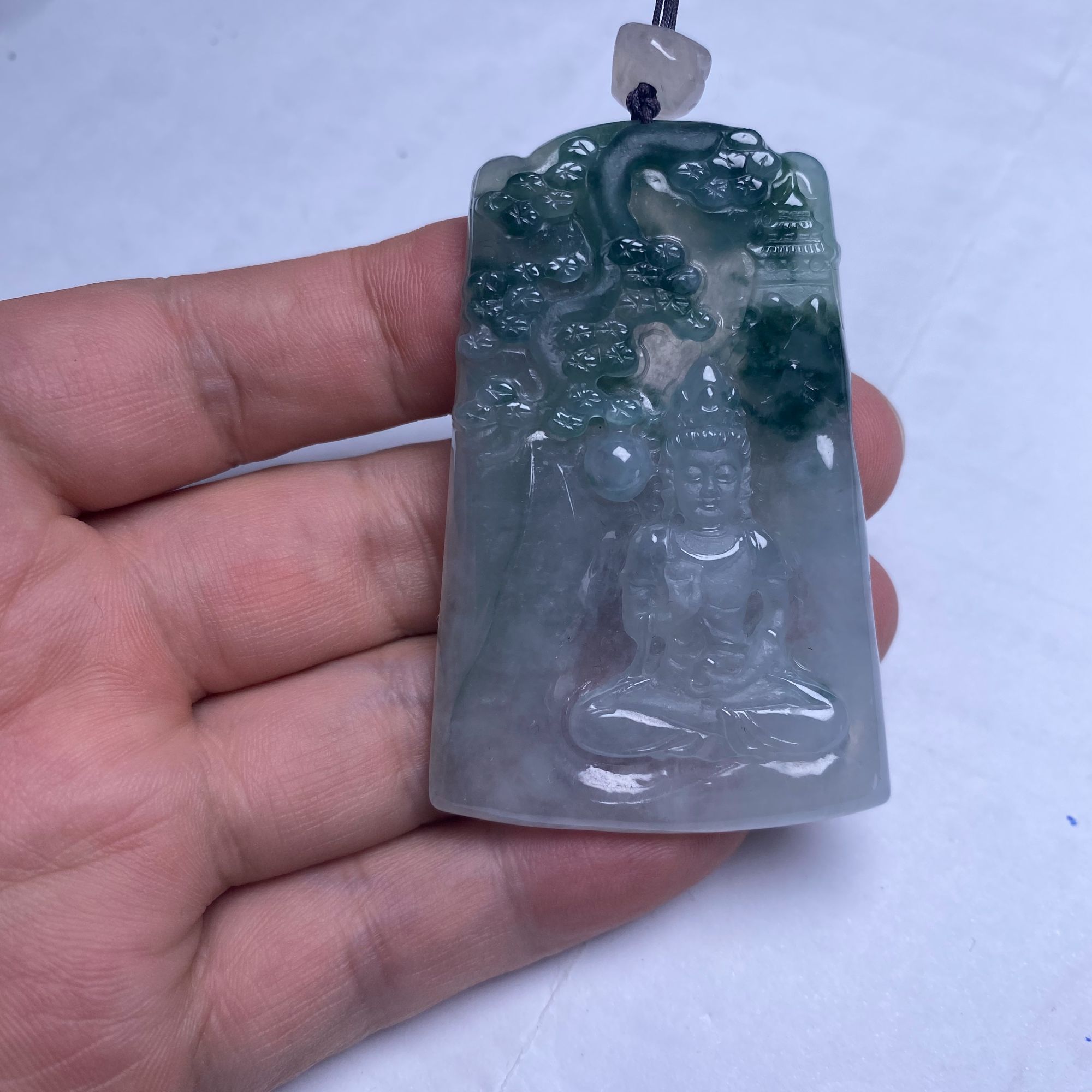 缅甸翡翠A货。冰种。磨砂与亮光工艺。山水观音牌