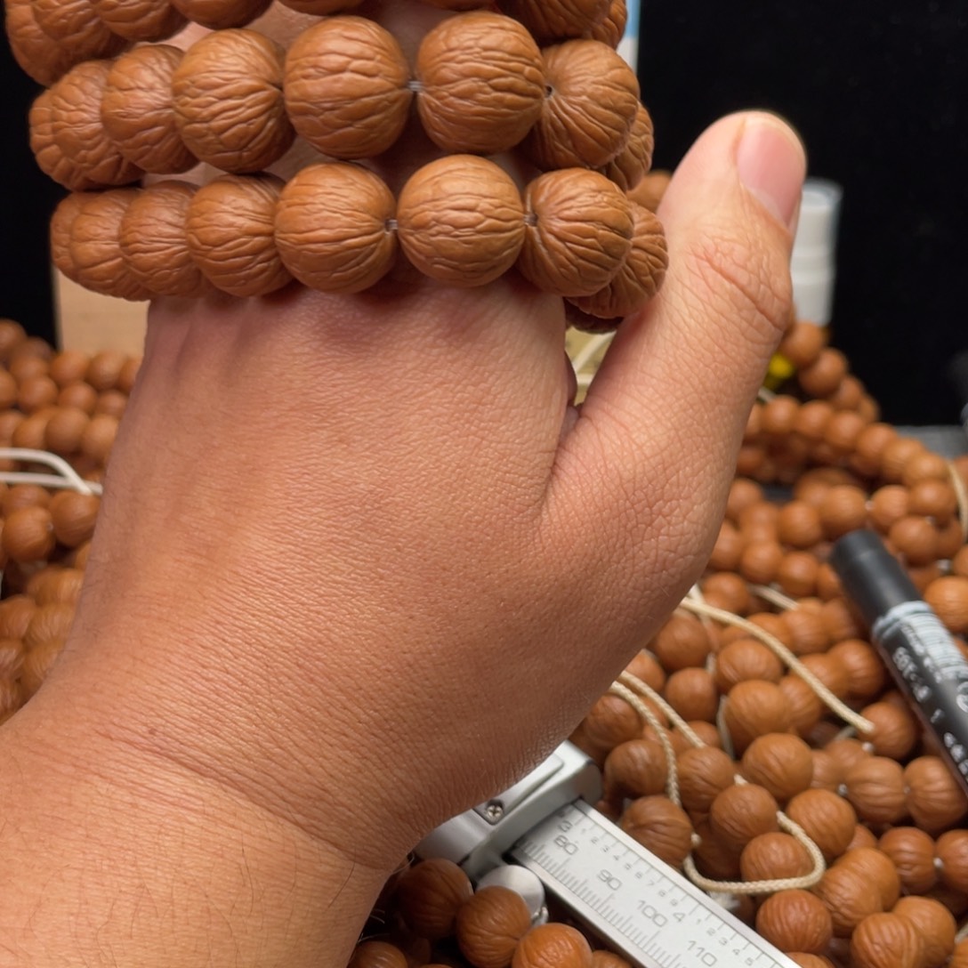 猴头核桃吊坠聚宝盆