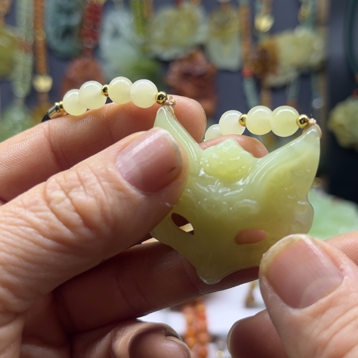 蛇纹石玉未镶嵌颈饰