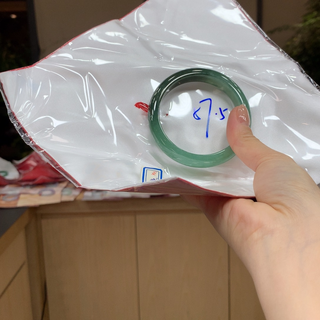 翡翠手镯未镶嵌不退不换